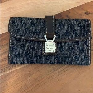 Authentic dooney and bourke wallet (used)